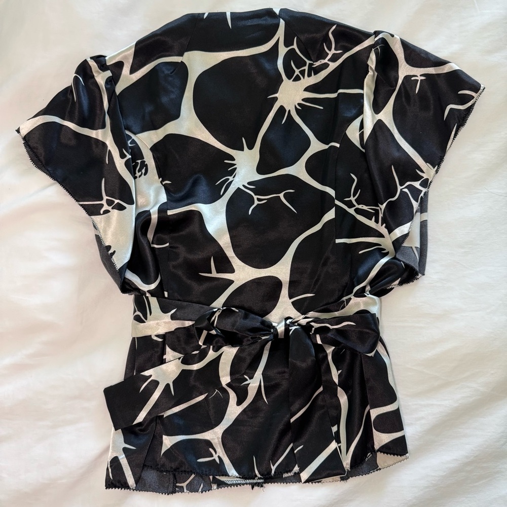 Vertigo Paris Black and White Blouse with Cap Sleeves - Picture 4 of 5